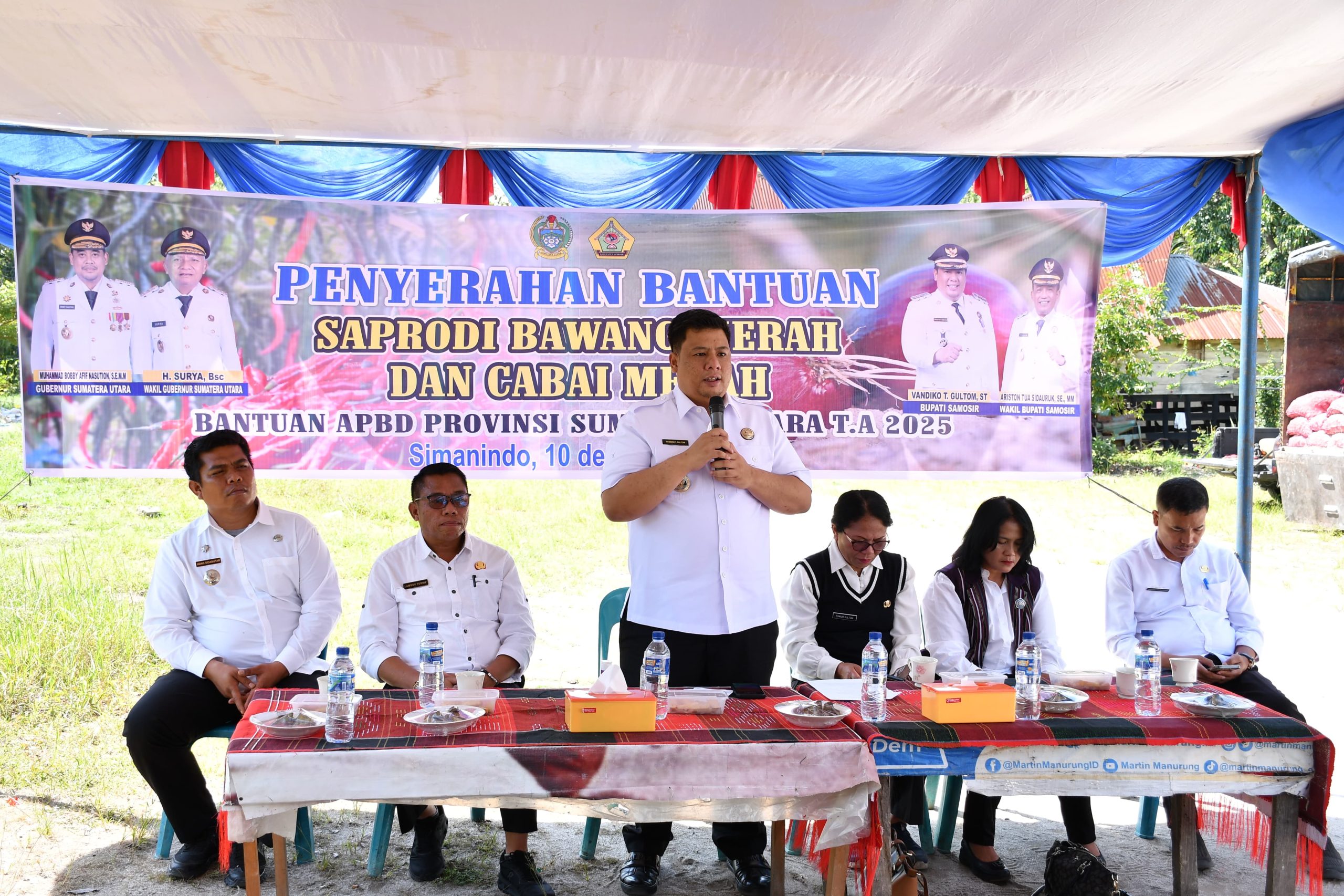 Bupati Samosir Serahkan Bantuan Hasil Sinergitas “Kolaborasi Sumut Berkah”