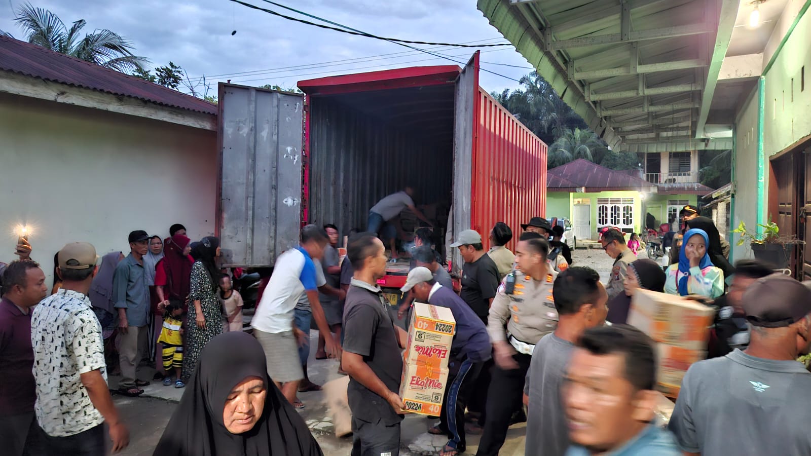 Polres Langkat Salurkan Bantuan Sosial Pascabencana Banjir di Desa Paya Bengkuang