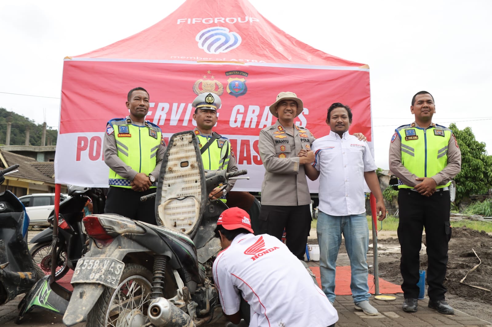 Bangkit Bersama Polri: Kapolres Tapteng Layani Service Motor Gratis untuk Warga Terdampak