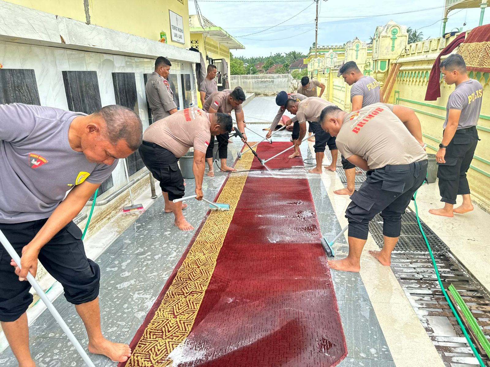 Brimob Polda Sumut dan Polres Langkat Bersihkan Masjid Pascabanjir, Salurkan Bantuan untuk BKM Masjid Azizi