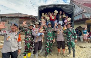 “Susu dari Presiden, Senyum Anak-anak di Pasar Huta Godang – Brimob Polda Sumut Hadir Tebar Kepedulian”