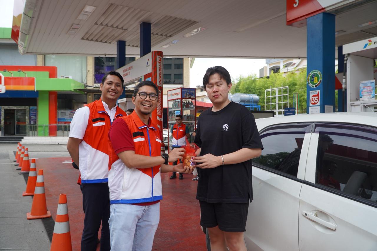 Pertamina Patra Niaga Regional Sumbagut Berbagi 2.500 Bingkisan Natal di 25 SPBU