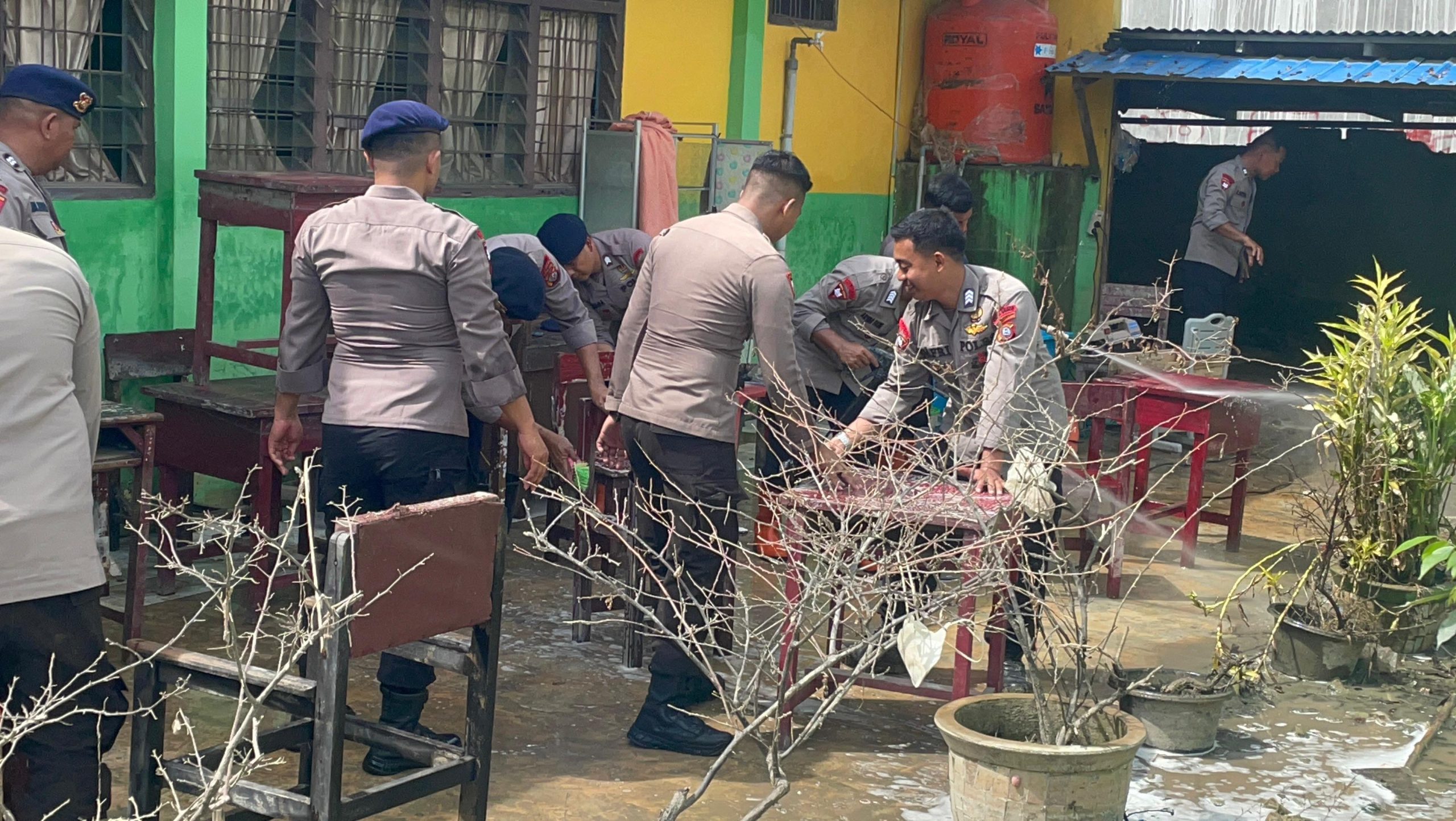 Brimob Polda Sumut Turun Tangan Bersihkan SMP Negeri 1 Tanjung Pura Pasca Banjir