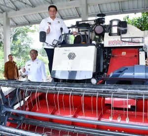 Bupati Samosir Serahkan Bantuan Alsintan, Minta Optimalkan Penggunaanya