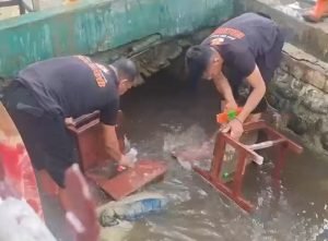 Di Tengah Lumpur Brimob Hadir Pulihkan Harapan Siswa SDN 3 Tanjung Pura Pasca Banjir