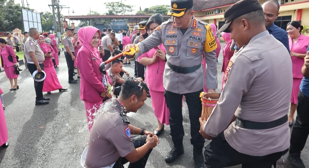 Polresta Deli Serdang Gelar Upacara Kenaikan Pangkat 88 Personelnya