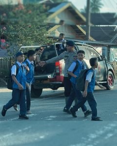 Peduli Masa Depan, Brimob Polda Sumut Antar Anak Sekolah Terdampak Banjir Bandang di Batang Toru