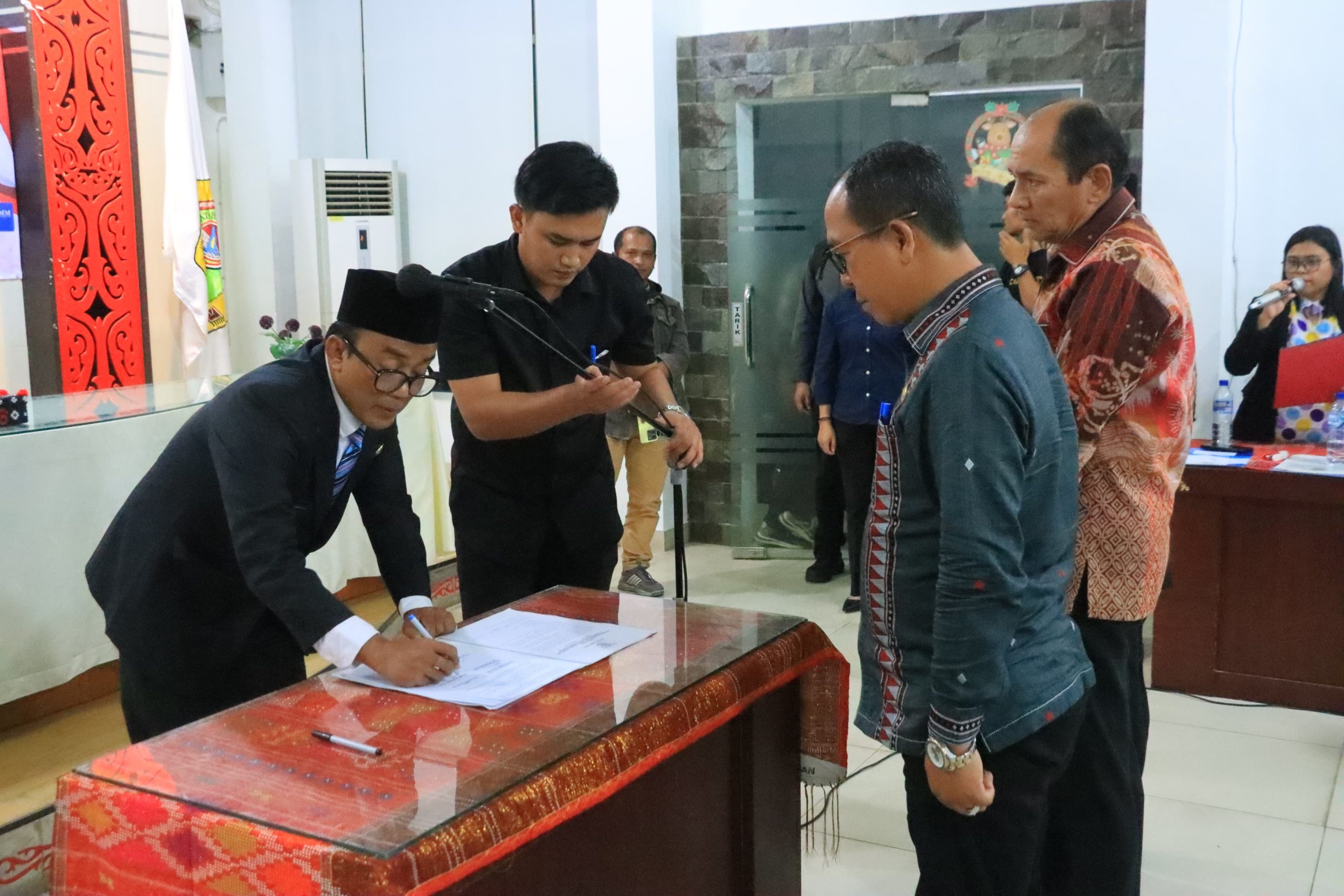 Wabup Samosir Lantik 75 Pejabat, Tegaskan ASN Harus BerAKHLAK