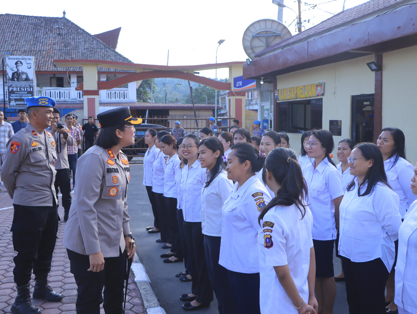 Kapolres Samosir Pimpin Apel Perdana Gunakan Bahasa Inggris
