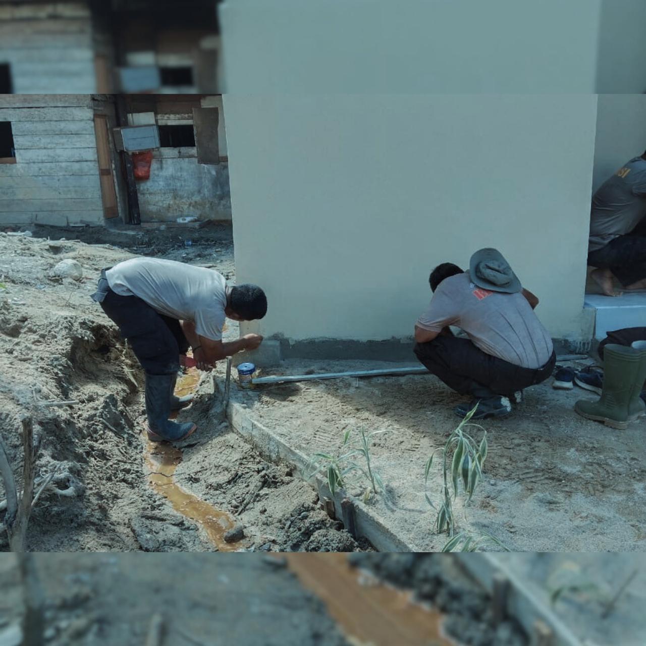 Brimob Polda Sumut dan Warga Satukan Tenaga Wujudkan MCK Layak bagi Korban Banjir Tolang Julu