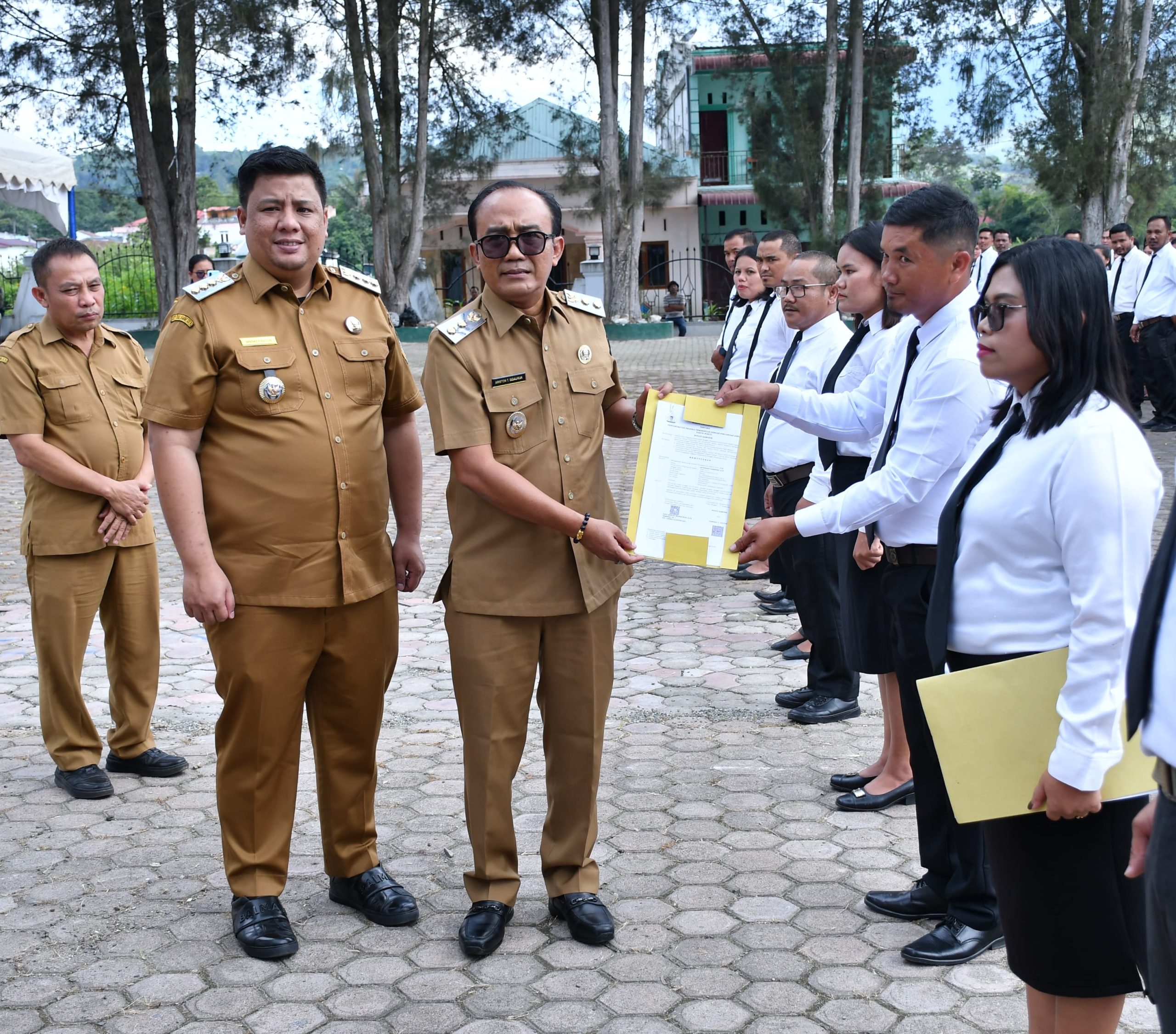 Bupati Samosir Serahkan 803 SK PPPK Paruh Waktu