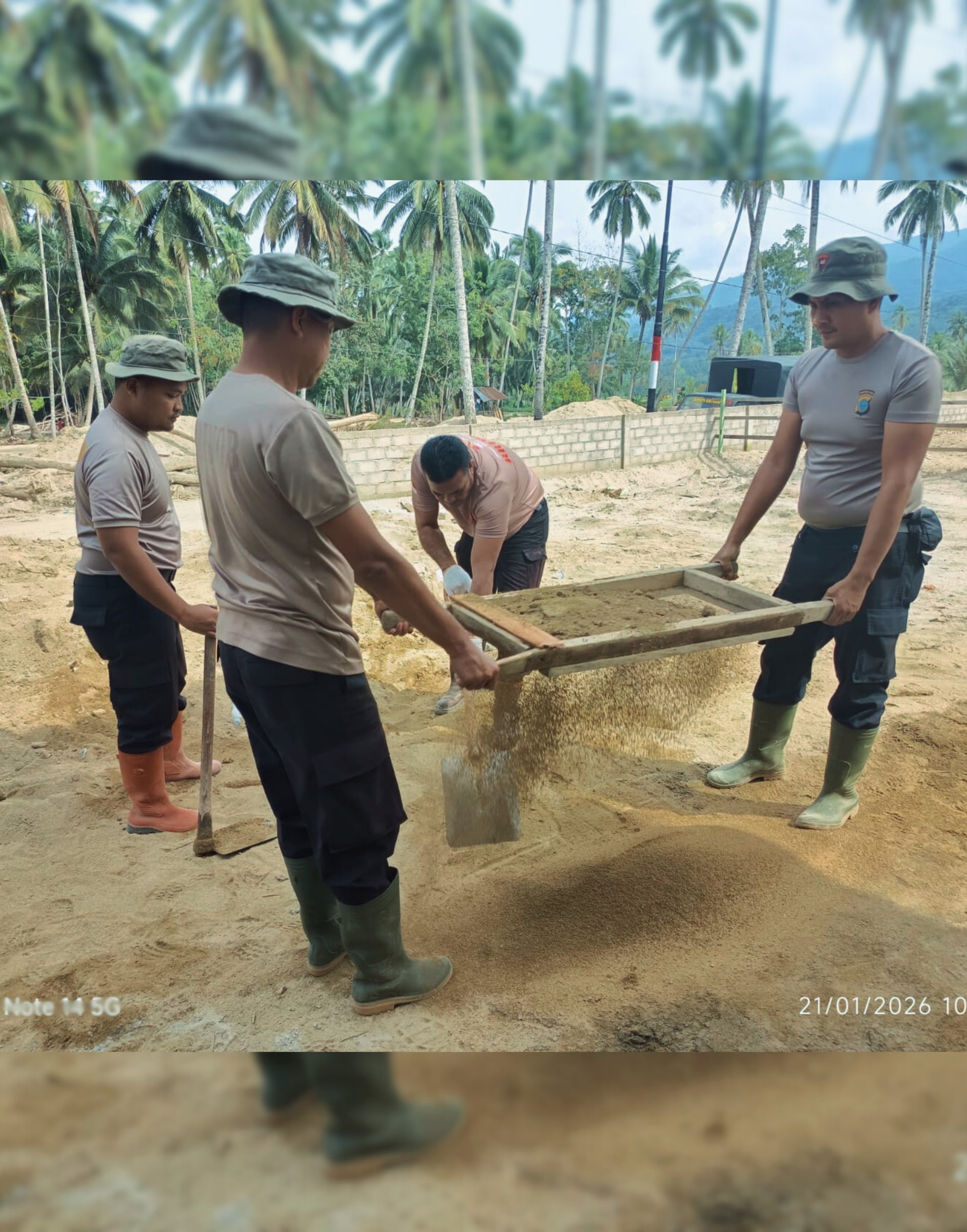 Gotong Royong yang Menguatkan, Brimob dan Warga Bangun Rumah Korban Banjir di Tapsel
