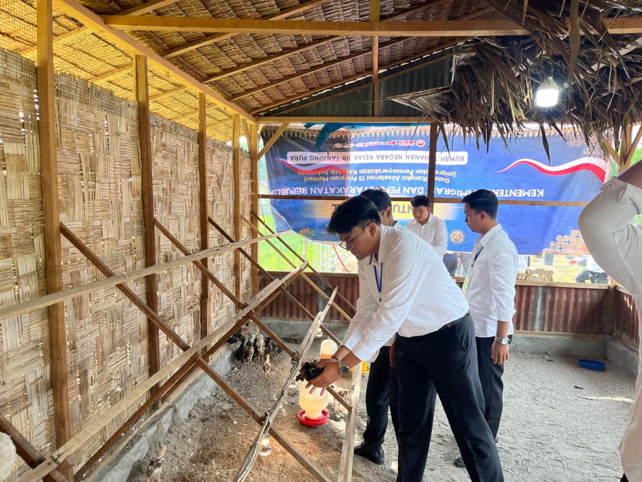 Dukung Ketahanan Pangan Nasional, Karutan Tanjung Pura Tebar Benih Ayam dan Tinjau Tanaman di Landang