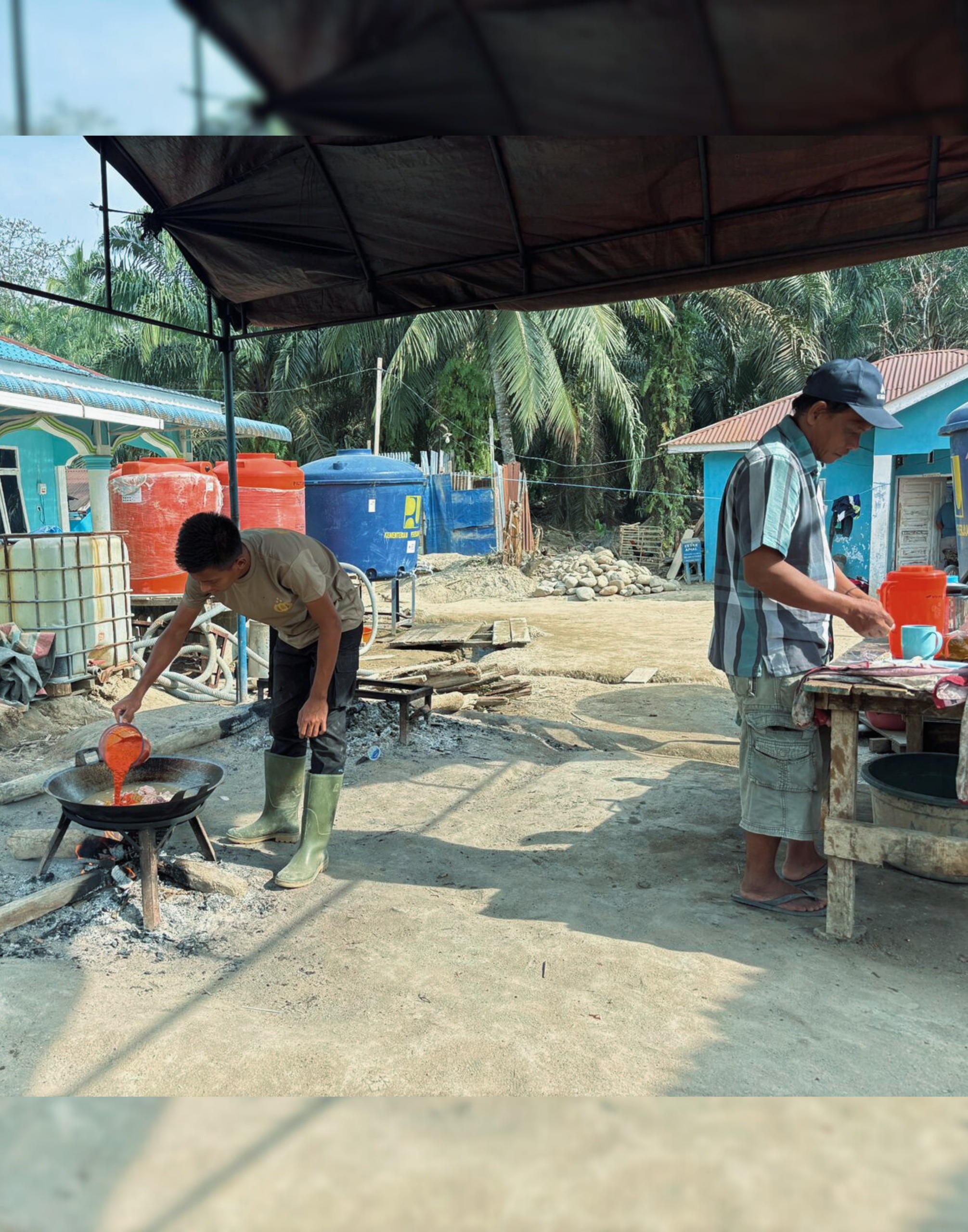 Brimob dan Warga Gotong Royong, Dapur Lapangan dan Kerja Bakti di Aek Ngadol