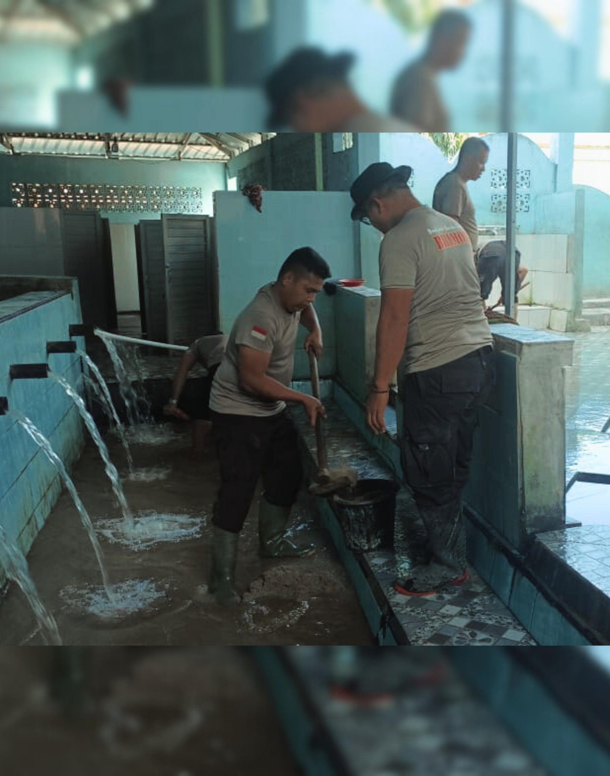 Brimob Sumut Bersihkan Tempat Wudhu Masjid Al Jihad Pascabencana di Tapanuli Selatan