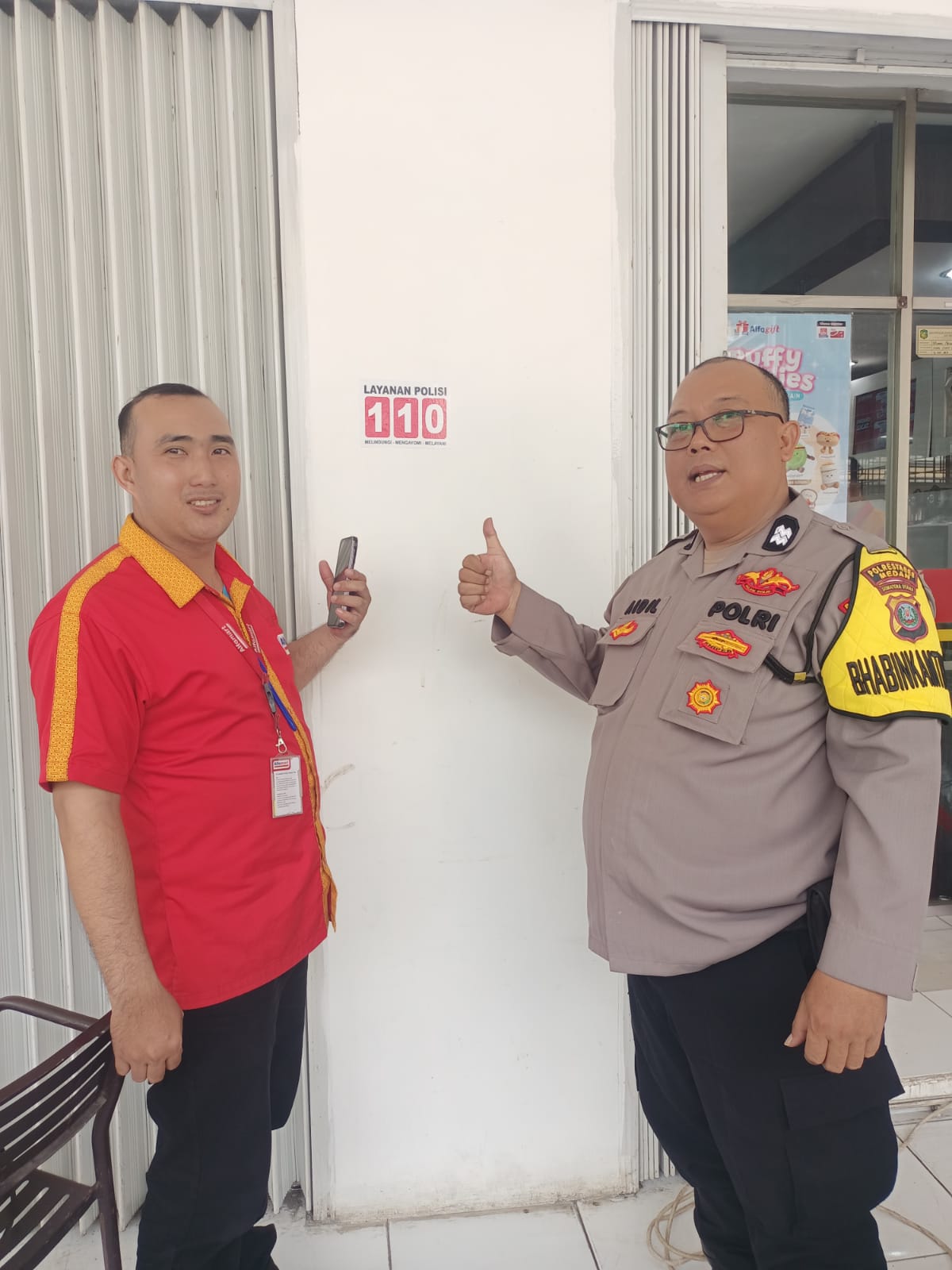 Polsek Medan Timur Melaksanakan Sosialisai dengan Penempelan Stiker 110 di Sejumlah Lokasi Minimarket dan Tempat Perbelanjaan