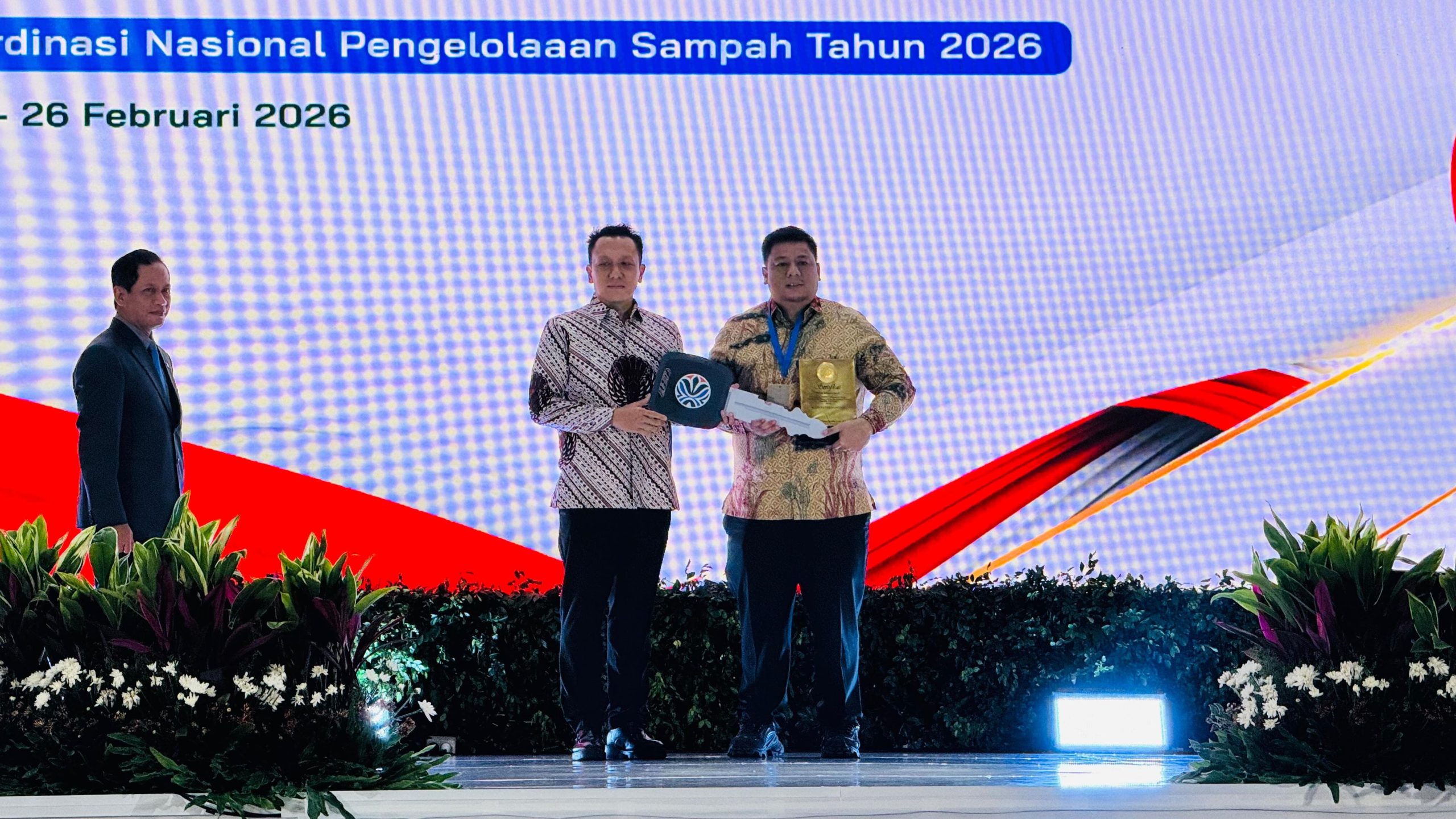 Kabupaten Samosir Wakili dari Sumut Terima Penghargaan Sertifikat Menuju Kota Bersih