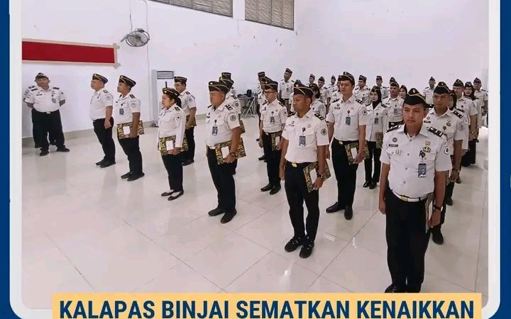 Kalapas Binjai Sematkan kenaikan Tanda Pangkat Kepada 35 orang pegawai