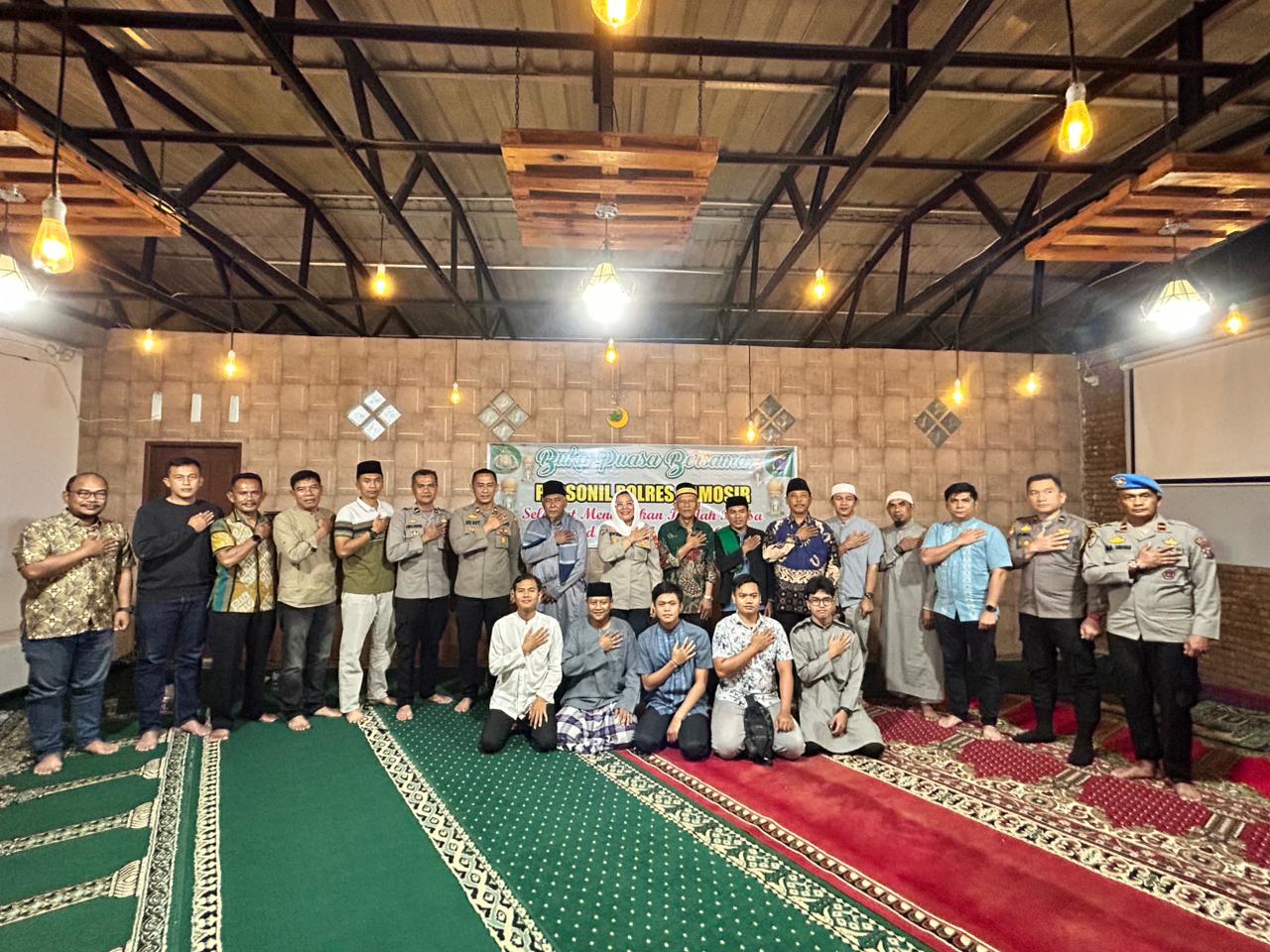 Polres Samosir Berbuka Puasa Bersama dan Santuni Anak Yatim