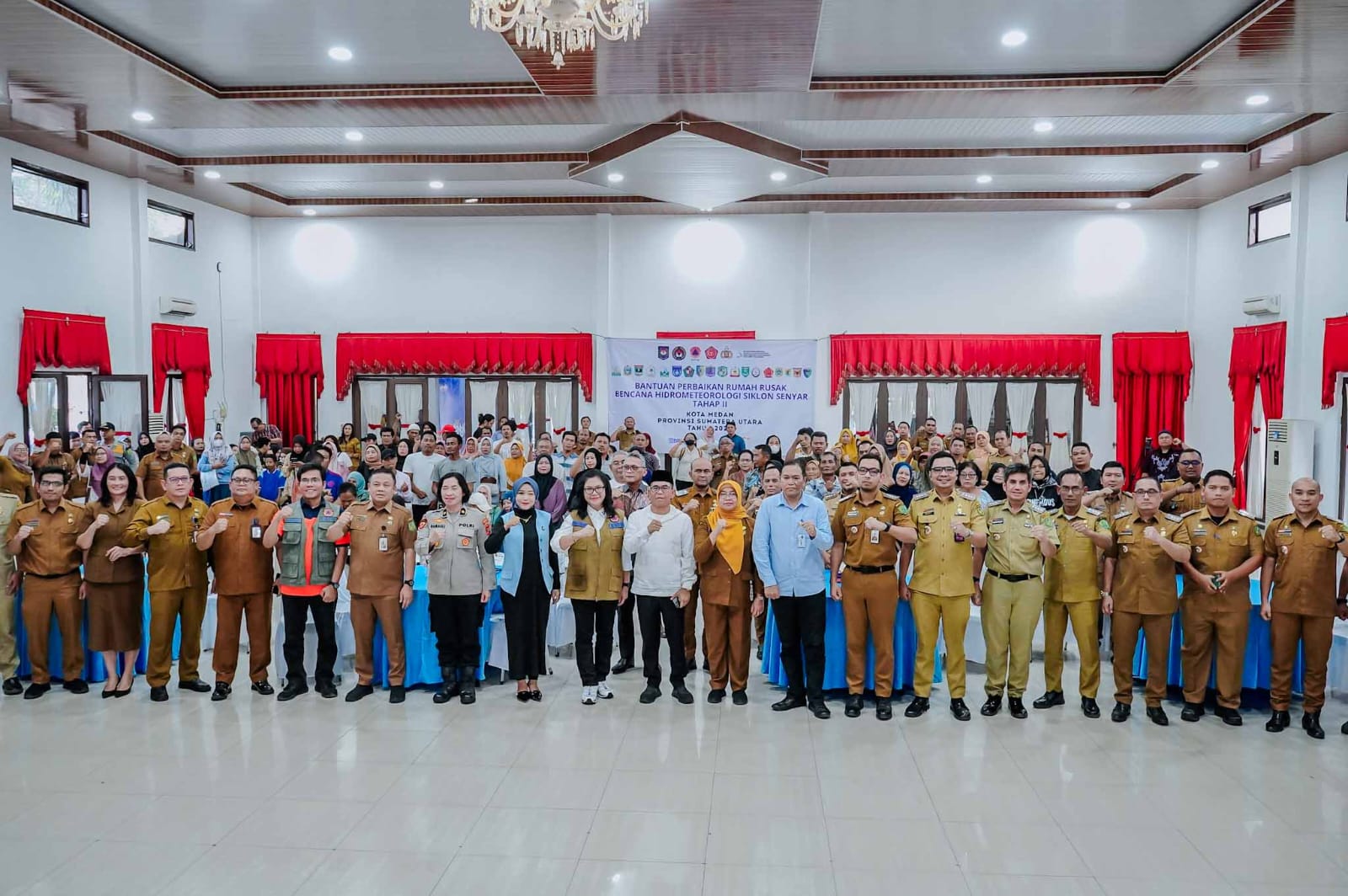 Zakiyuddin Harahap Salurkan Bantuan Perbaikan Rumah Korban Siklon Senyar