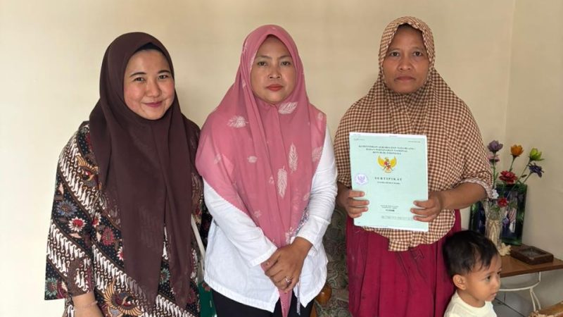 Pegawai Kantor Pertanahan Deli Serdang Turun Langsung Serahkan Sertipikat Residu PTSL 2018–2024