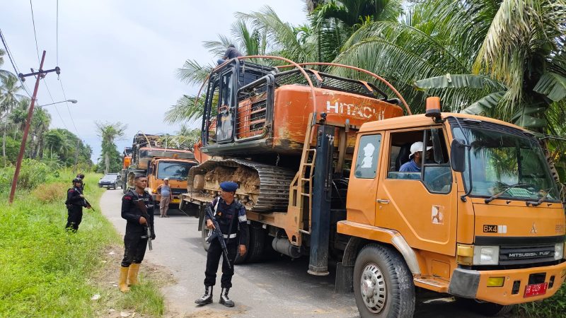 Dikawal Brimob Bersenjata Lengkap, Alat Berat Tambang Emas Ilegal Tapsel–Madina Dievakuasi ke Batalyon C Sipirok
