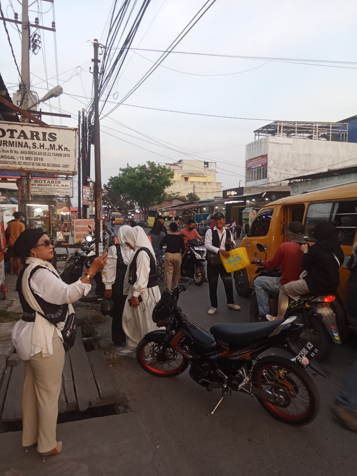 Keluarga Besar KDSB Deli SerdangBerbagi Takjil Kepada Supir Angkot, Abang Becak dan Masyarakat yang Melintas di Jalan Batang Kuis/Pasar 10 Percut Sei tuan.