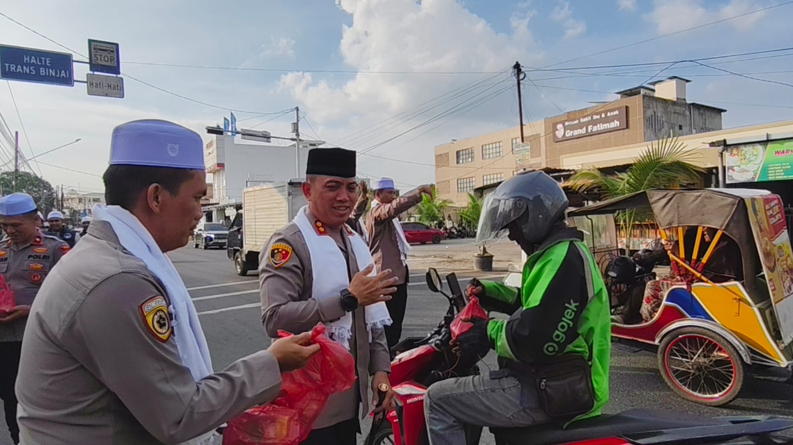 Team Pelayanan Polisi Sorban Putih Berbagi Takjil