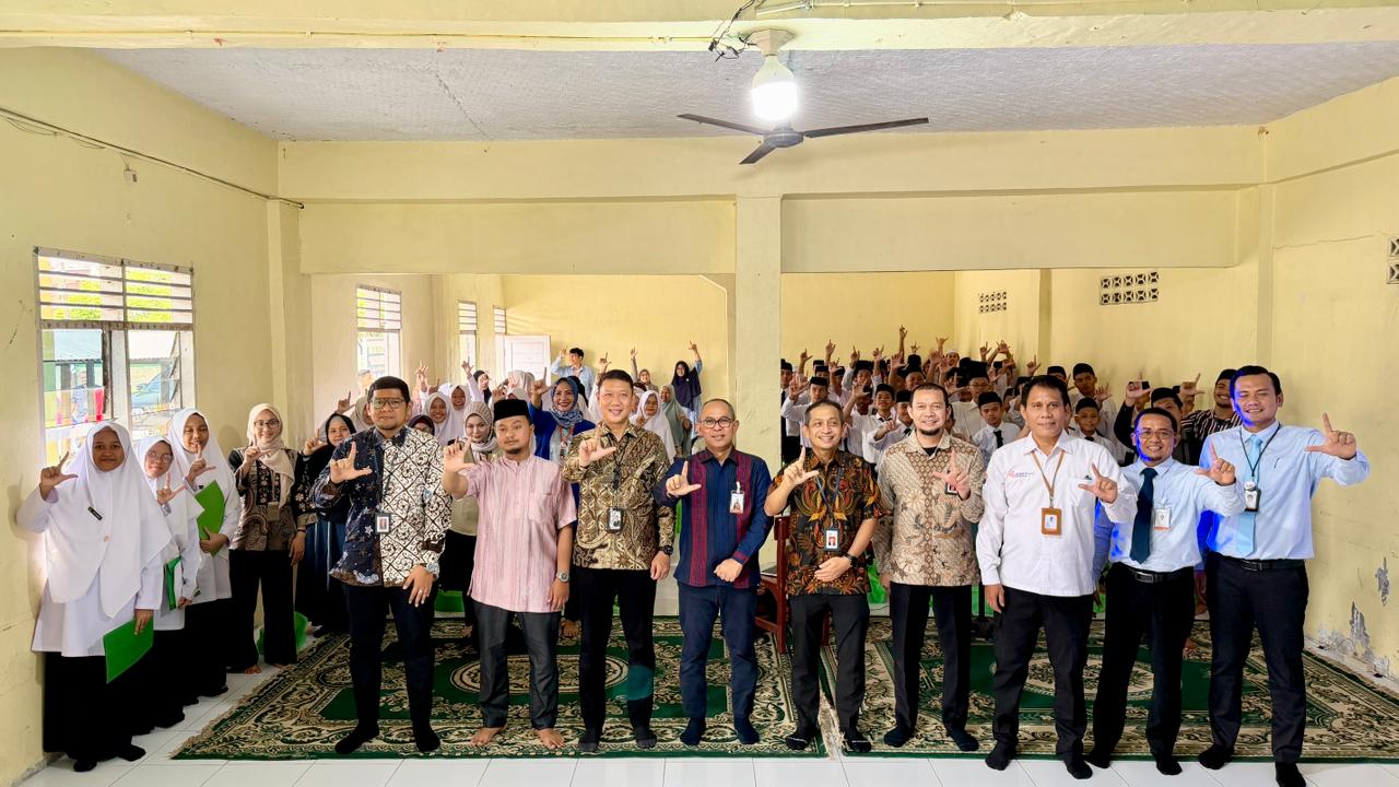 OJK Edukasi Santri dan Santriwati Pondok Pesantren Usman Syarif