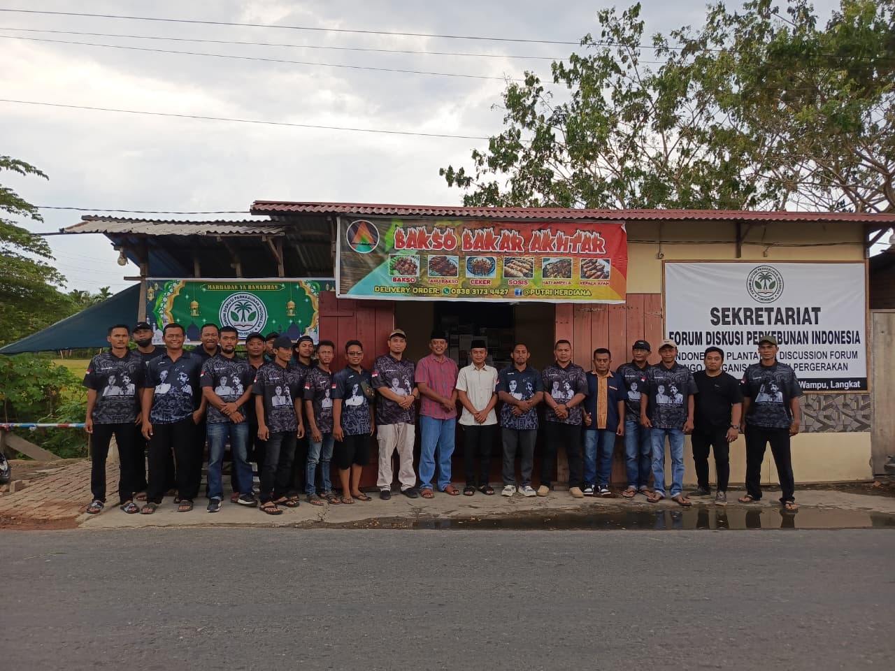 PEMERINTAH KECAMATAN WAMPU DAN ORGANISASI BURUH FORDISBUNI LANGKAT BERBAGI TAKJIL KEPADA MASYARAKAT WAMPU YANG MELINTAS