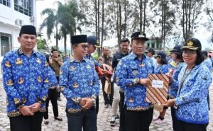 Wabup Samosir Serahkan SK Pensiun 40 PNS, Tekankan Pengabdian dan Kekompakan