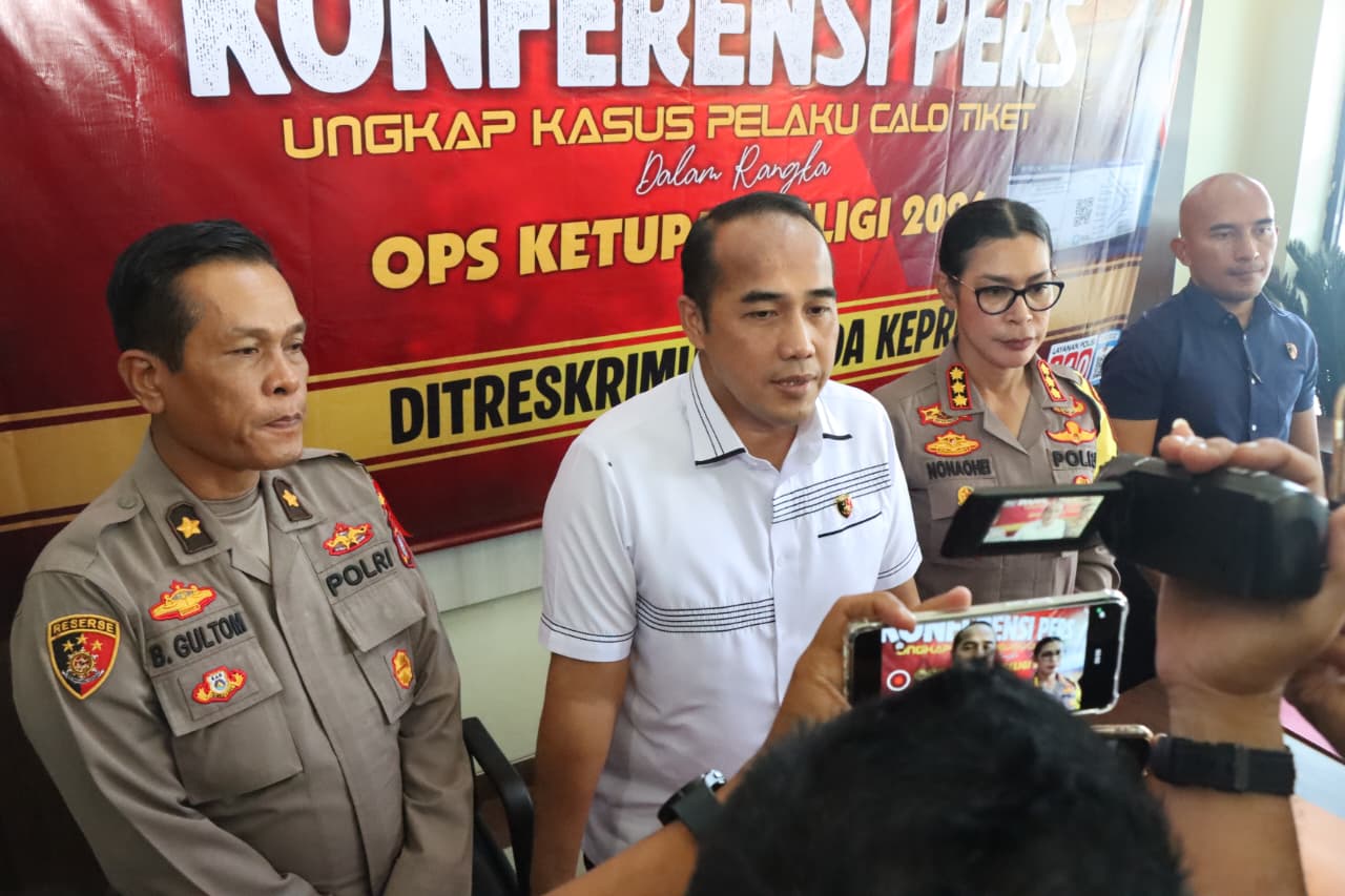 Satgas Gakkum OPS Seligi Ketupat 2026 Polda Kepri Ungkap Praktik Penipuan Calo Tiket Kapal Pelni di Pelabuhan Batu Ampar.