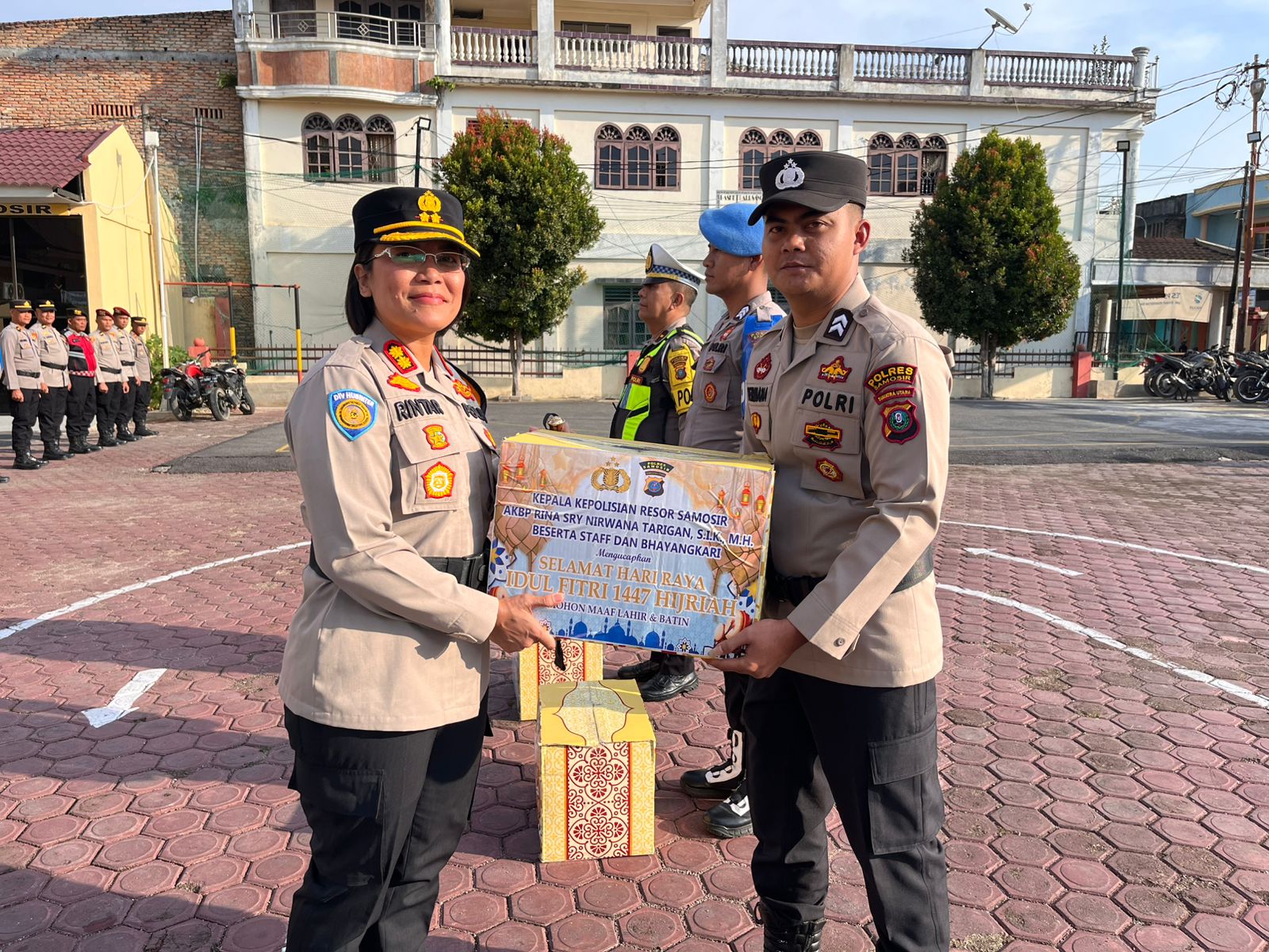 Polres Samosir Gelar Apel Penyerahan Bingkisan Lebaran di saat Operasi Ketupat