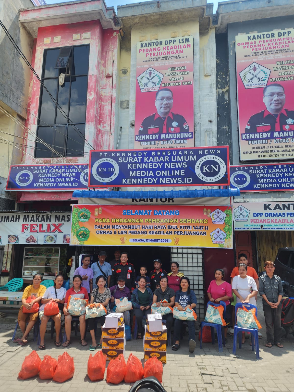 Pedang Keadilan Perjuangan Bagikan Sembako Sambut Idul Fitri, Warga Sekitar Kantor Terima Manfaat
