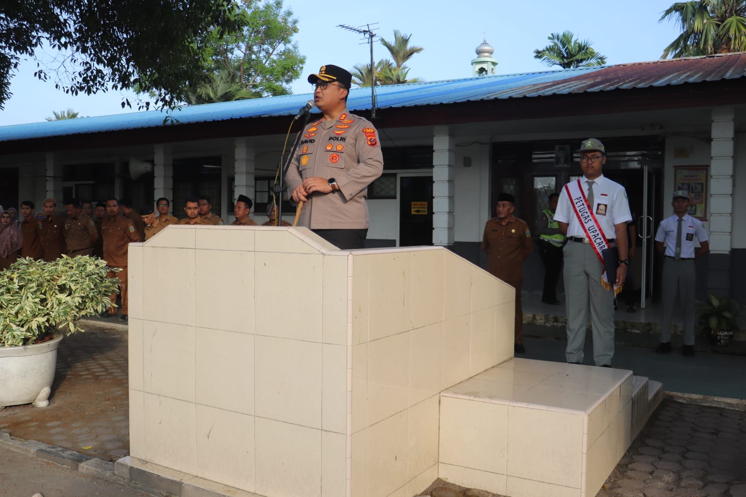 Kapolres Langkat Pimpin Upacara di SMAN 1 Stabat, Tekankan Disiplin, Anti Narkoba dan Bijak Bermedsos
