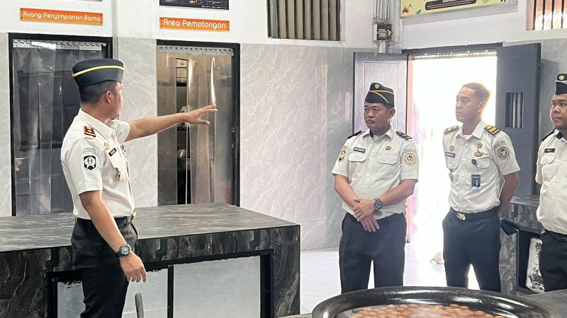 Kontrol Dapur Bersama Jajaran, Karutan Batam Pastikan Kebersihan dan Pelayanan Makanan Maksimal bagi Warga Binaan.