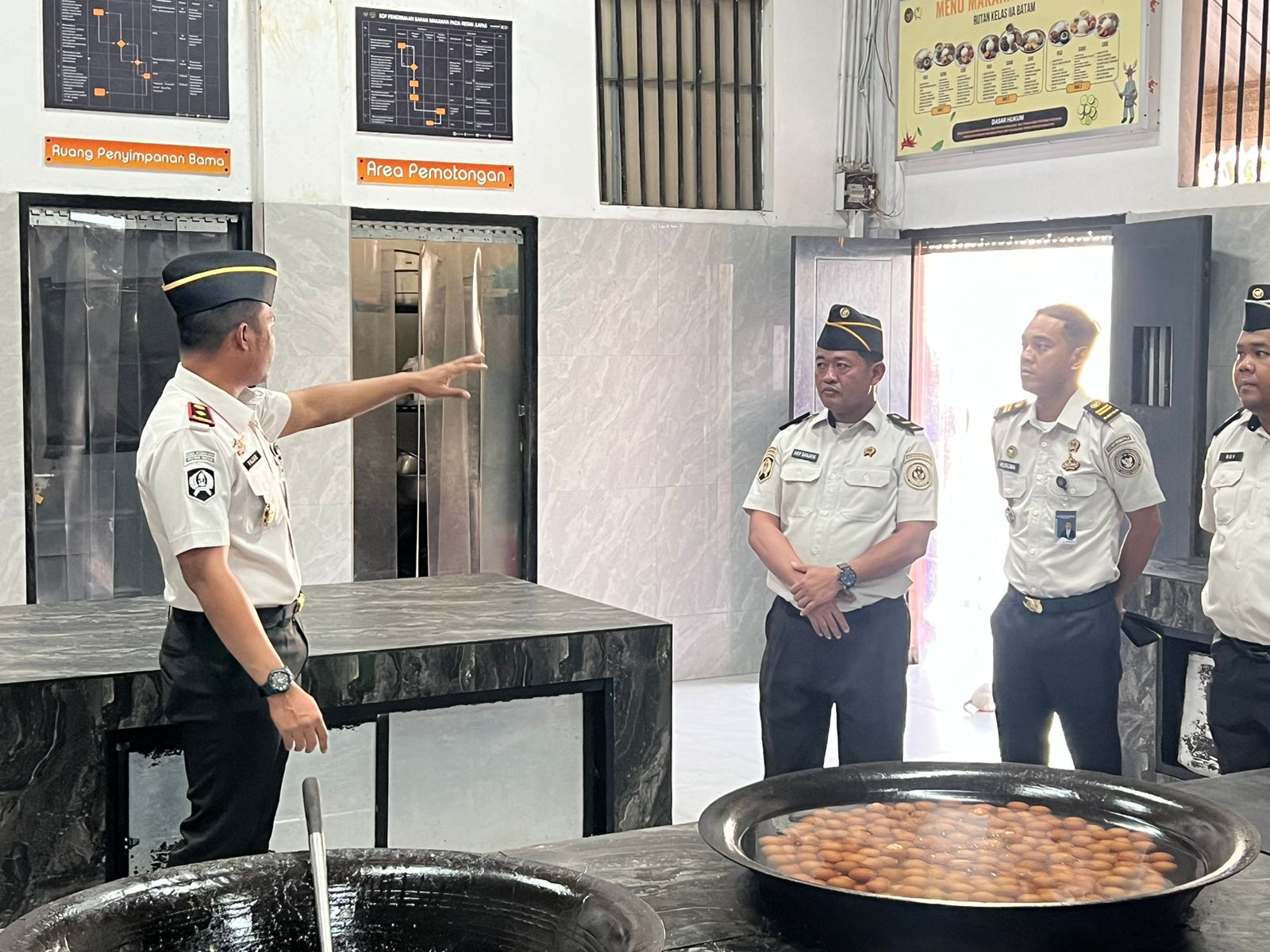 Kontrol Dapur Bersama Jajaran, Karutan Batam Pastikan Kebersihan dan Pelayanan Makanan Maksimal bagi Warga Binaan.