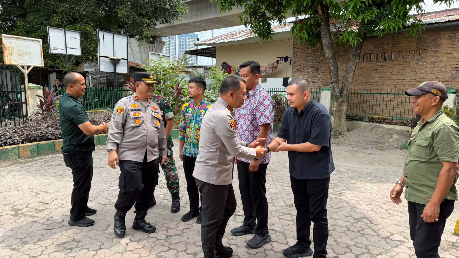 Kapolsek Medan Timur Hadiri Acara Curhat Warga Yang Digelar Kapolrestabes Medan di Kelurahan Gaharu, Tekankan Keamanan Lingkungan Tanggung Jawab Bersama