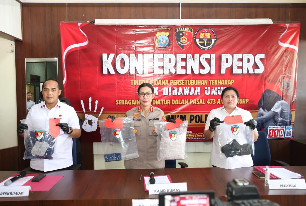 DITRESKRIMUM POLDA KEPRI GELAR KONFERENSI PERS TINDAK PIDANA PERSETUBUHAN TERHADAP ANAK DIBAWAH UMUR