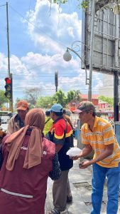Jum’at Berkah, Kantor Pertanahan Deli Serdang Bagikan Makanan kepada Masyarakat Sekitar