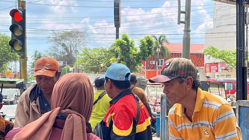 Jum’at Berkah, Kantor Pertanahan Deli Serdang Bagikan Makanan kepada Masyarakat Sekitar