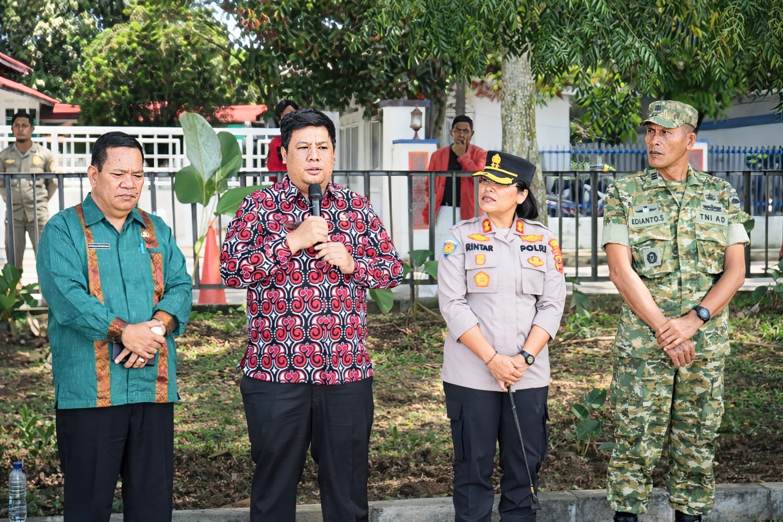 Bupati Samosir Bersama Yayasan Pusuk Buhit Tebar Bibit Ikan dan Tanam Pohon