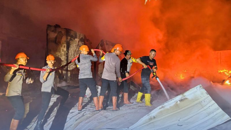 Kobaran Api di Gunung Sitoli Berhasil Dijinakkan! Sinergi Personel Brimob Polda Sumut Bersama Tim Gabungan Selamatkan Kawasan Pertokoan