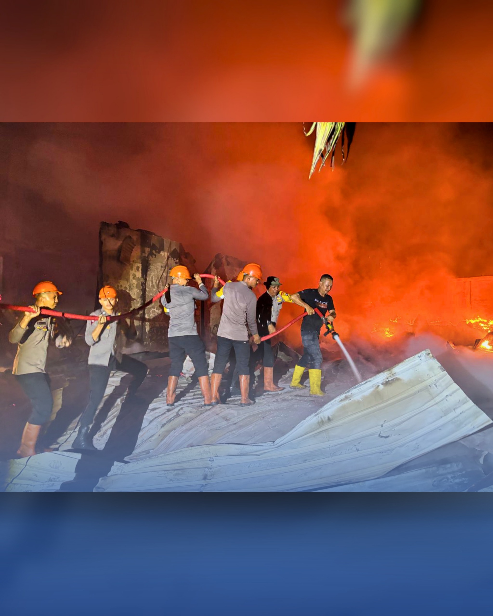 Kobaran Api di Gunung Sitoli Berhasil Dijinakkan! Sinergi Personel Brimob Polda Sumut Bersama Tim Gabungan Selamatkan Kawasan Pertokoan