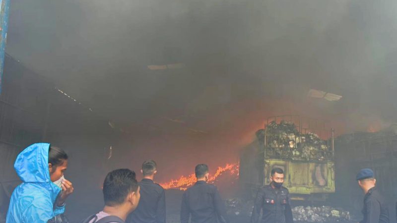 Respons Cepat Tanpa Tunda, Brimob Polda Sumut Berhasil Kendalikan Kebakaran di Medan Timur