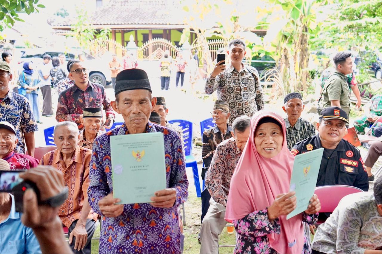 Akhir Perjuangan Panjang, Sertipikat Tanah Mbah Tupon Kembali ke Tangan yang Berhak