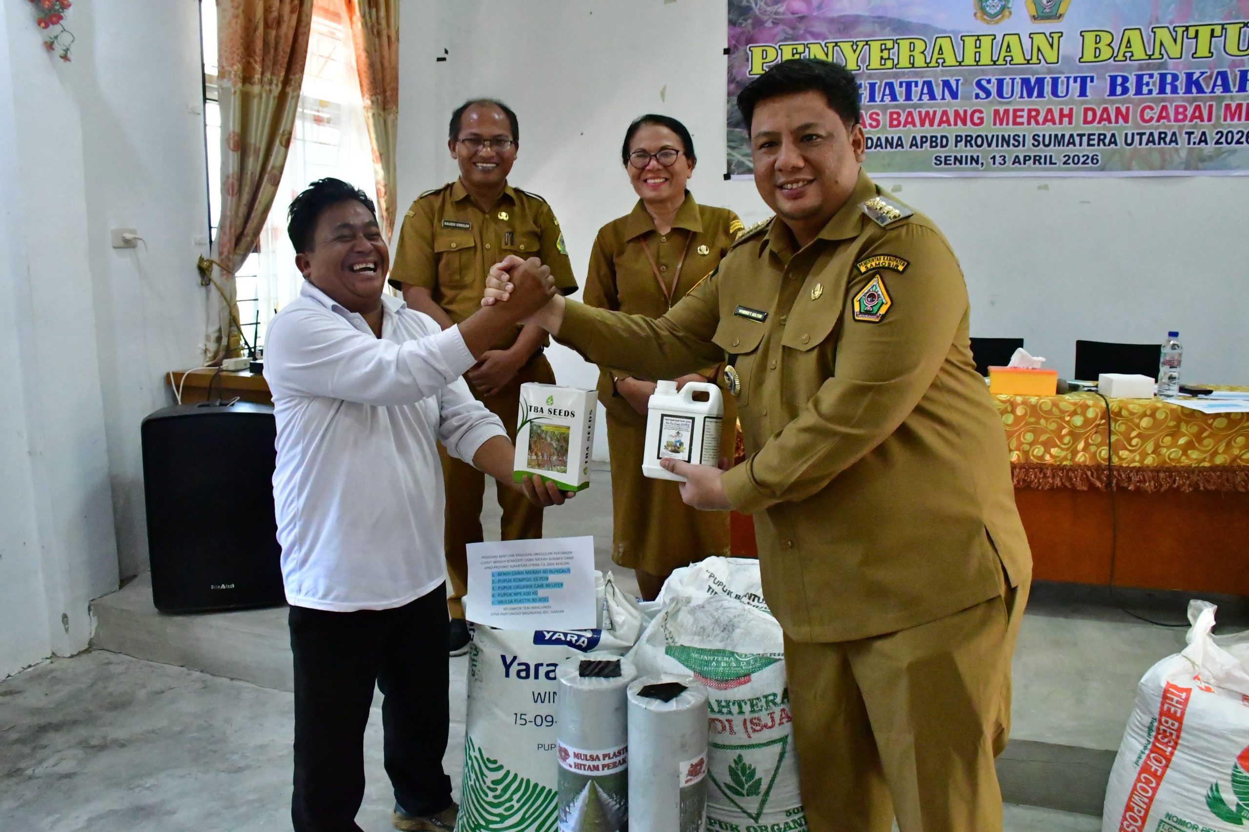 Bupati Samosir Serahkan Bantuan Bibit untuk Pengembangan Cabai dan Bawang Merah