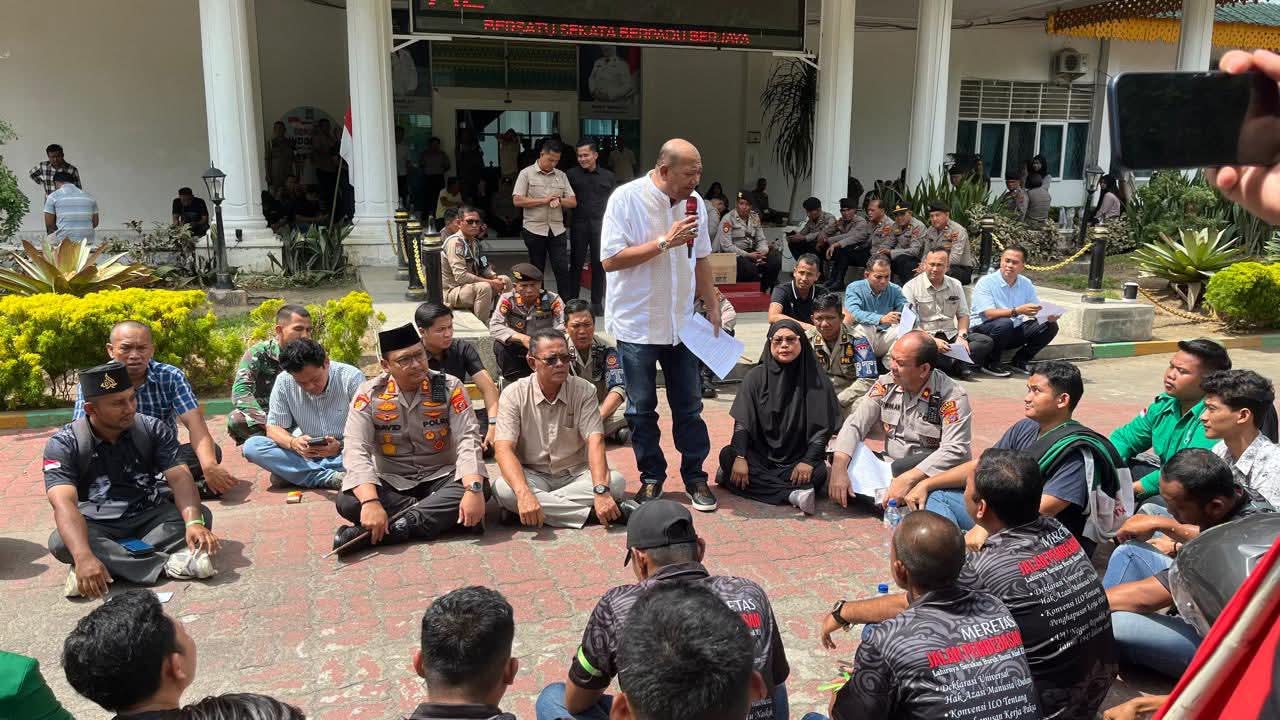 Bupati Syah Afandin Duduk Bersama Massa Aksi May Day, Tegaskan Komitmen Bela Hak Buruh