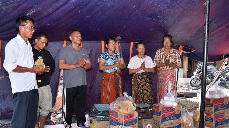 Wabup Samosir, Beri Penghiburan Kepada Korban Kebakaran dan Serahkan Bantuan