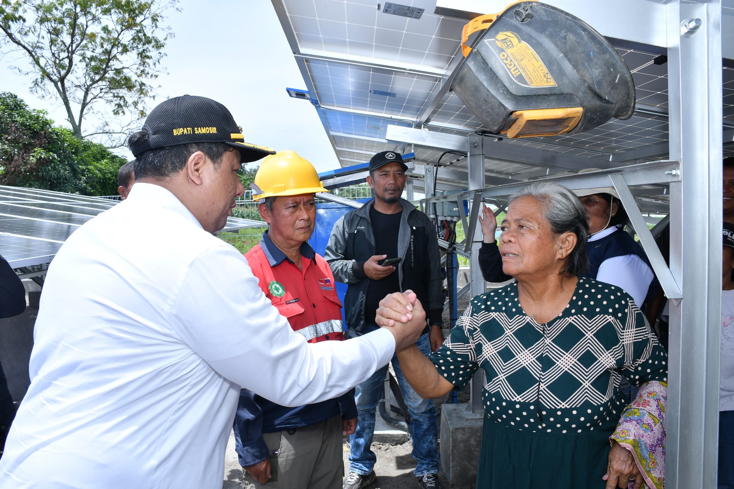Bupati Samosir Tinjau Pembangunan Pompa Air Tenaga Surya Bantuan Kedubes Inggris